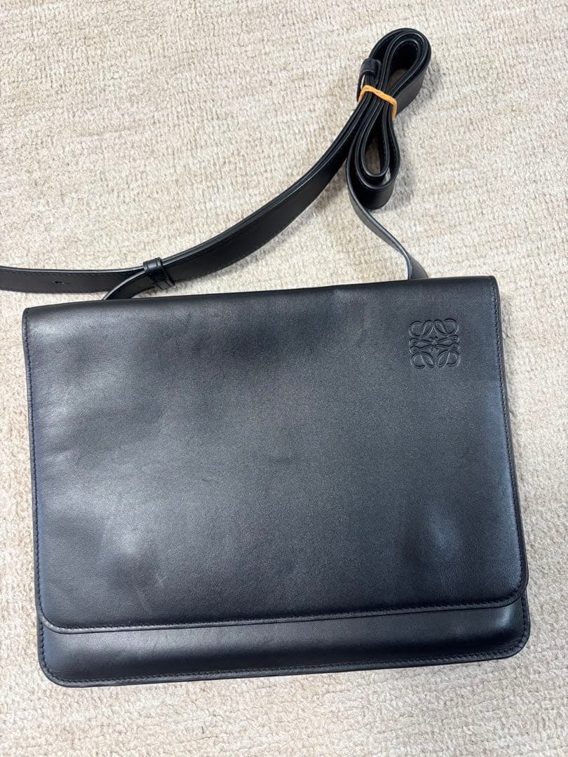 LOEWE（ロエベ）のショルダーバッグ／クラッチタイプ ・黒レザー　メンズ