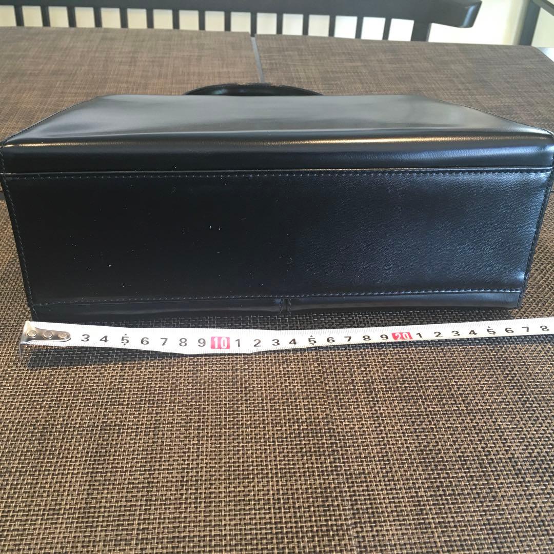 Yves Saint Laurent 黒 レザーハンドバッグ