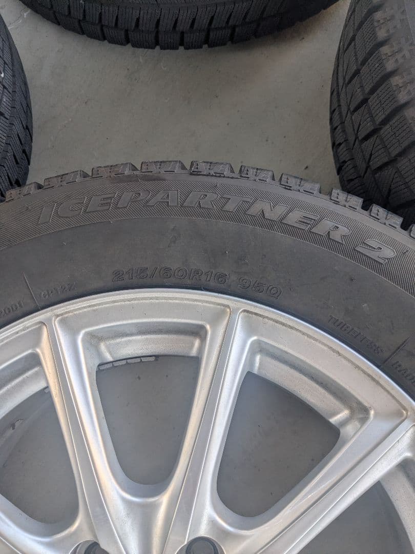 ブリジストンアイスパートナー215/60/16　溝残り約5mm