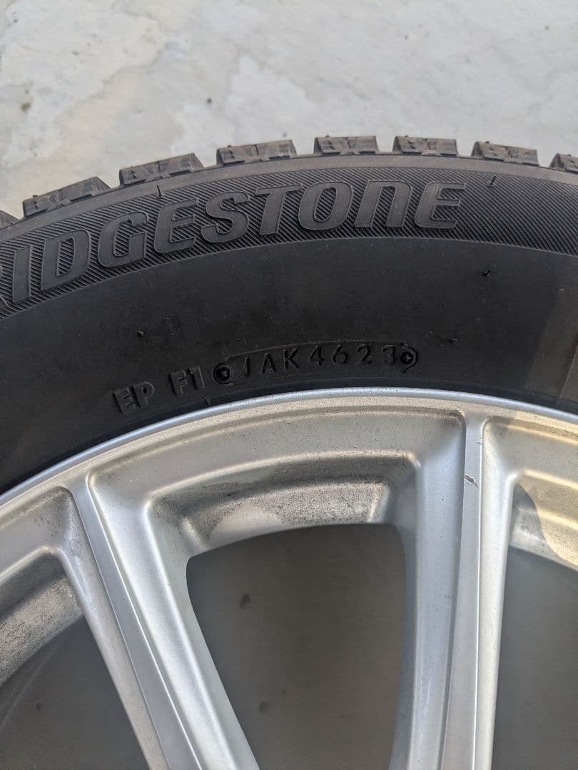 ブリジストンアイスパートナー215/60/16　溝残り約5mm