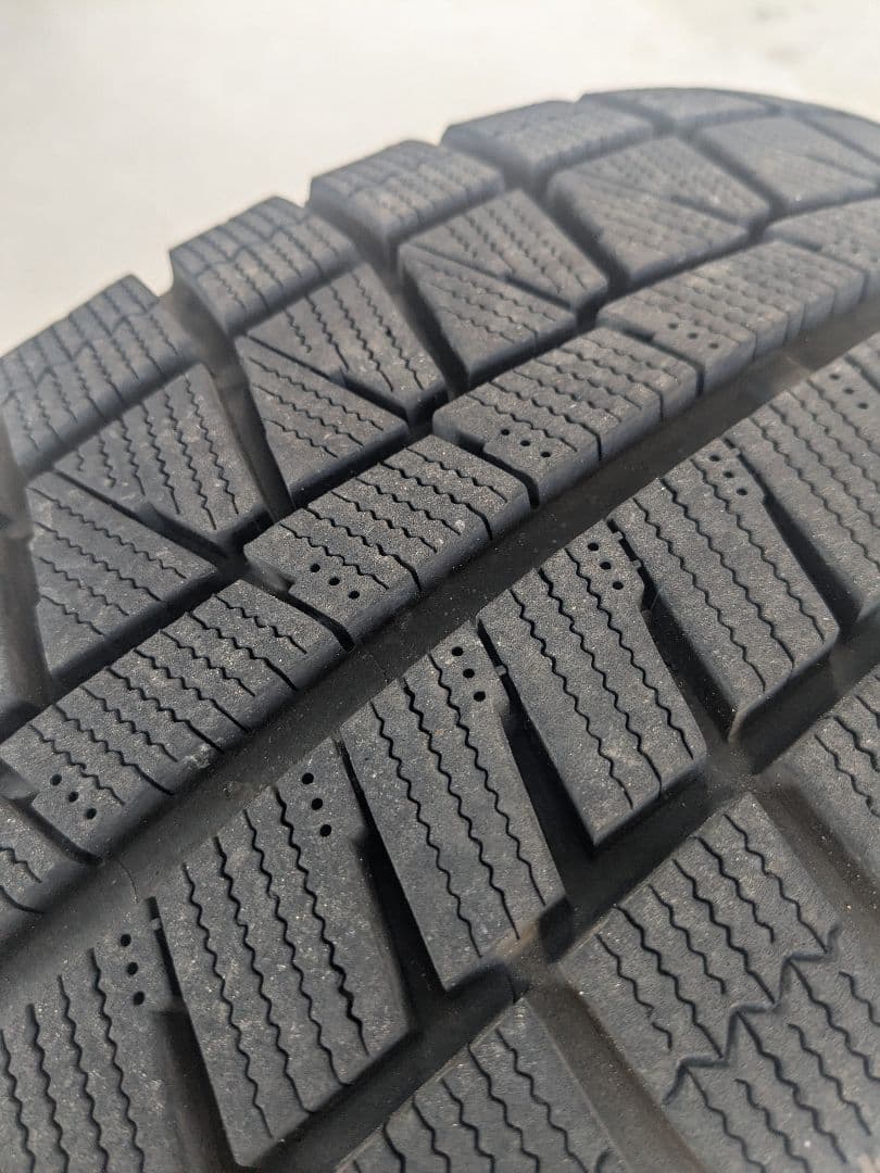 ブリジストンアイスパートナー215/60/16　溝残り約5mm