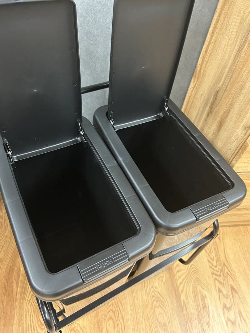 ニトリの「RGダストワゴン（30L ツイン／ブラック）」