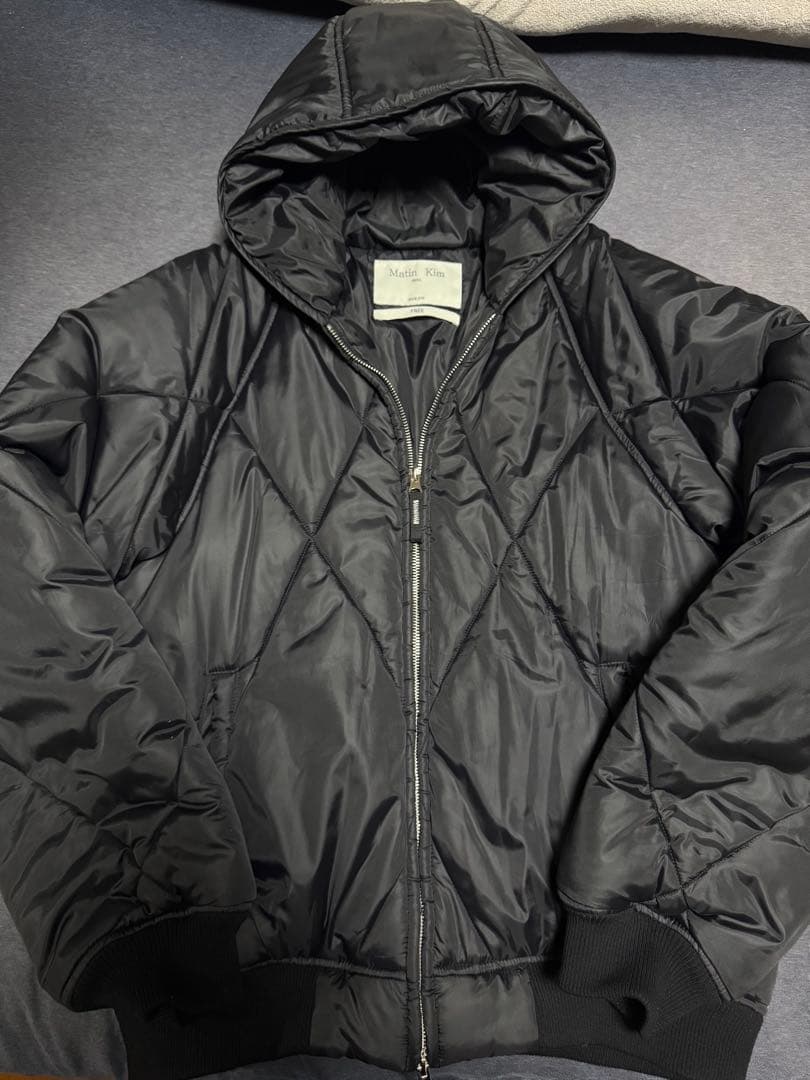 ジャケット・アウター Matin Kim BACK TYPO QUILTING HOOD JUMPER