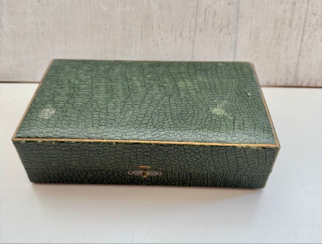 装飾的なシルバー製のソルトセラーとスプーンセット