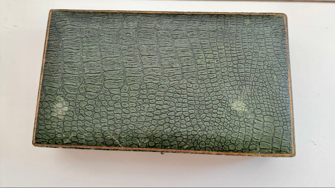 装飾的なシルバー製のソルトセラーとスプーンセット