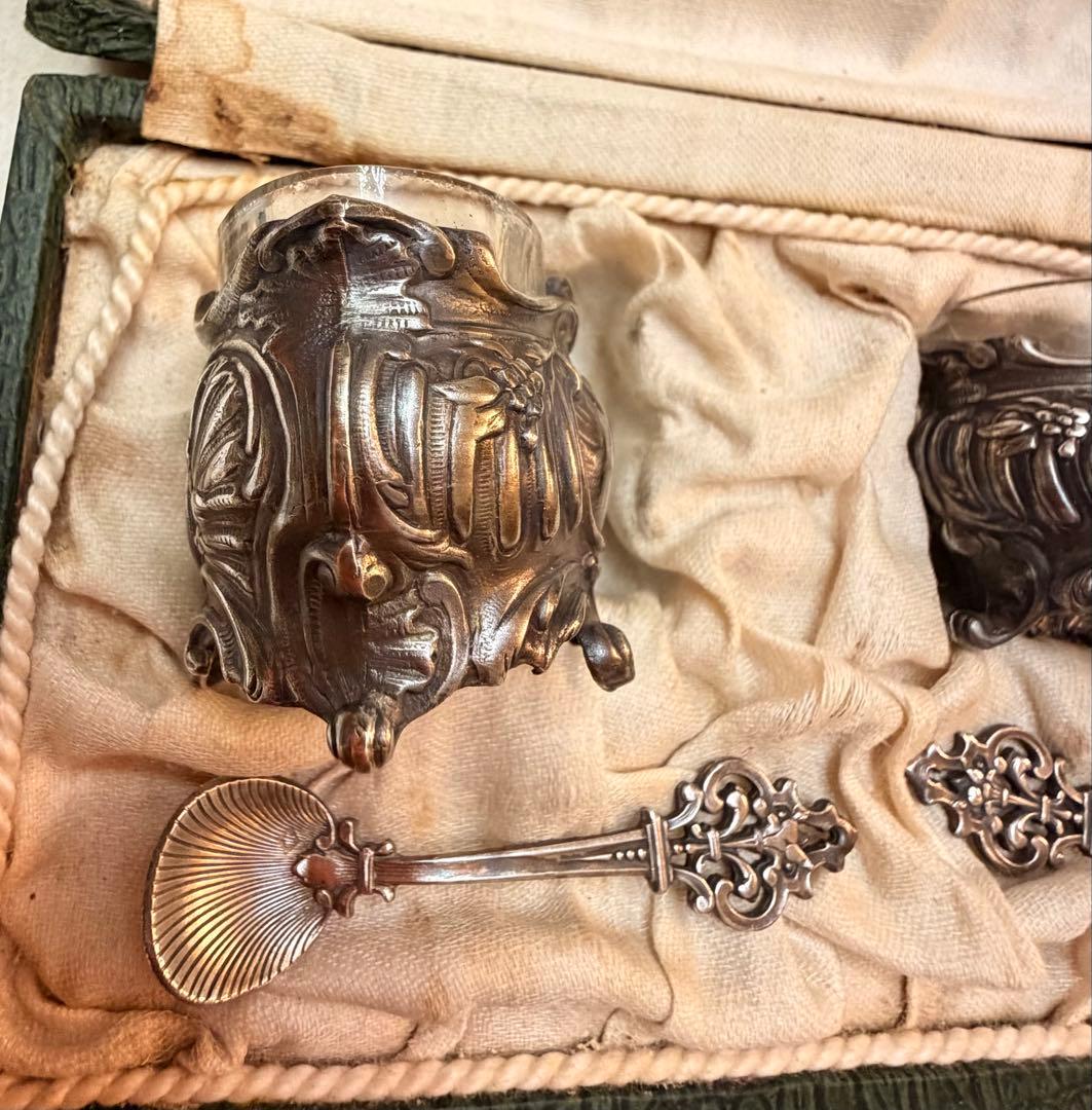 装飾的なシルバー製のソルトセラーとスプーンセット