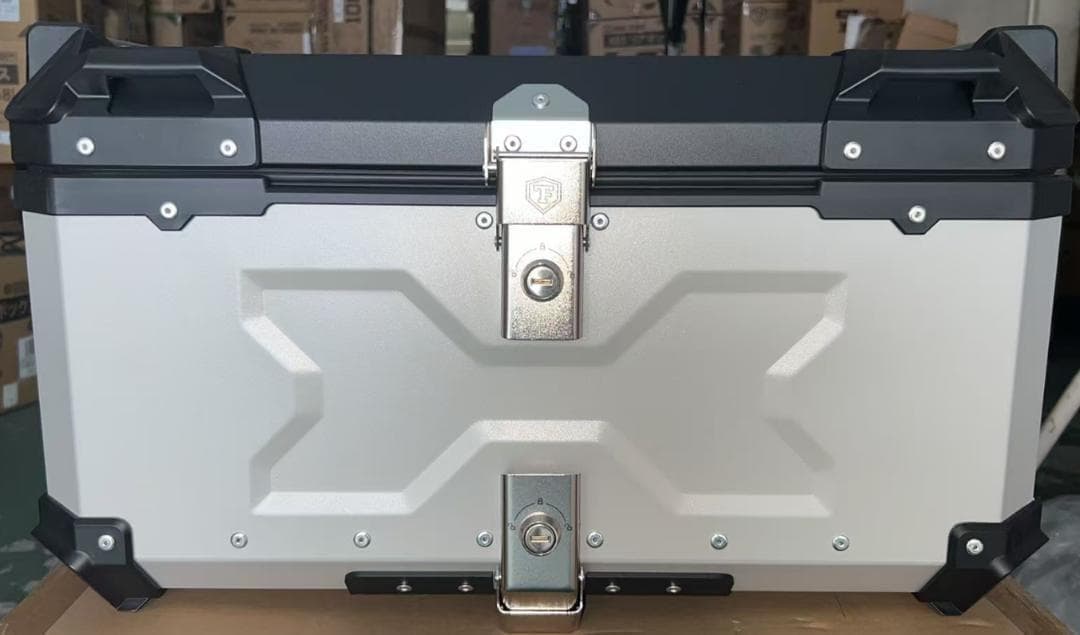 未使用中古美品　65L　バイクリアボックス アルミ制　シルバー