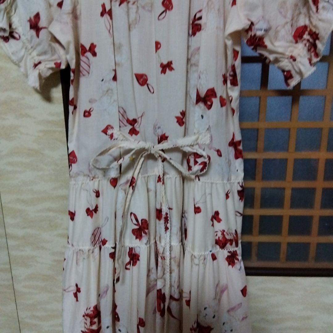 赤いリボンと花柄の半袖ミニワンピース