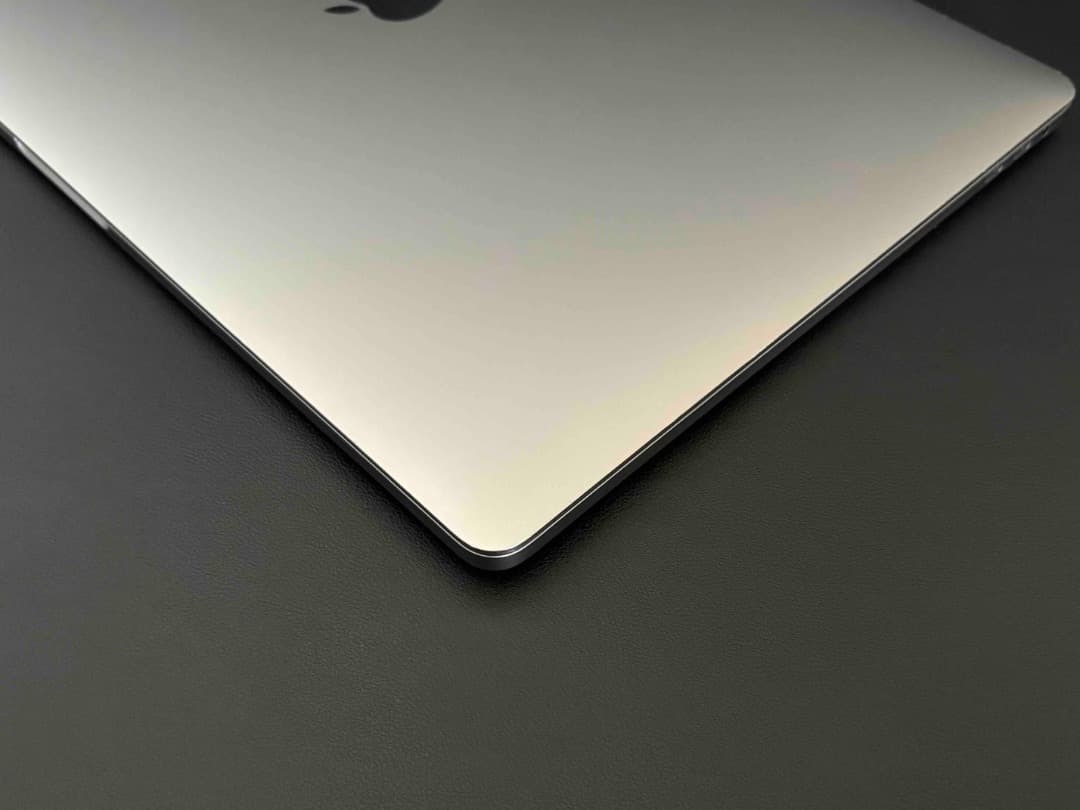 MacBook Pro 15㌅ Core i7 6Core・32GB・512GB