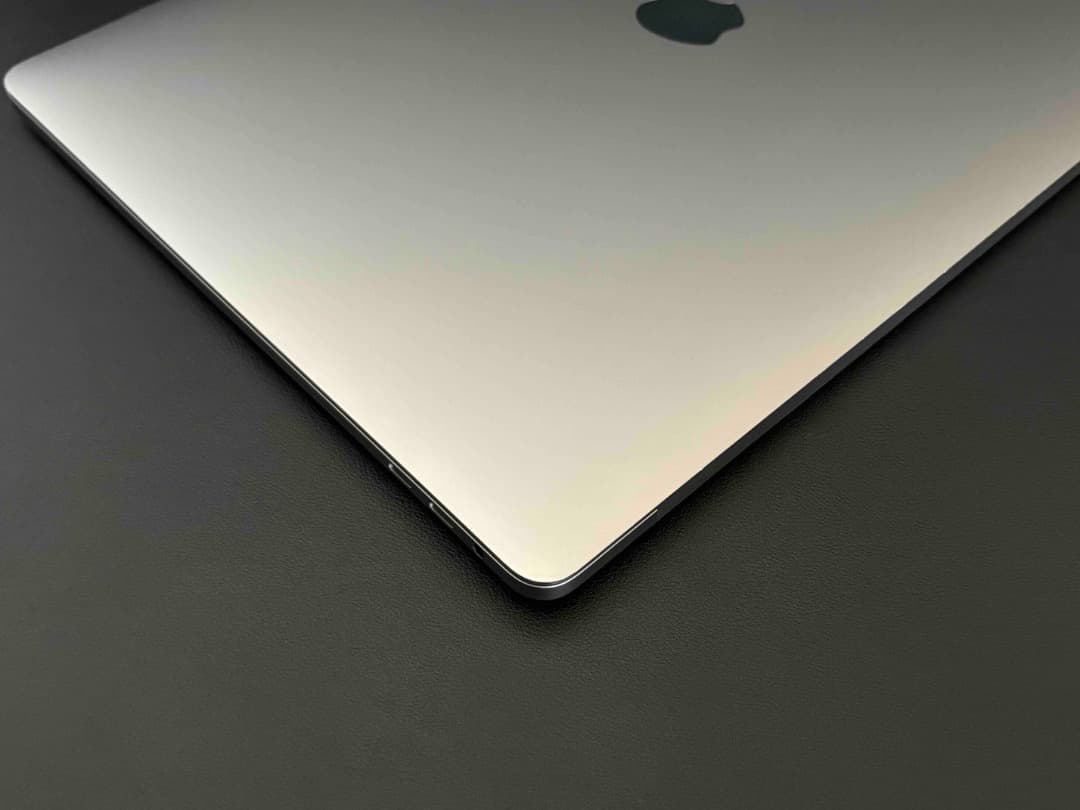 MacBook Pro 15㌅ Core i7 6Core・32GB・512GB