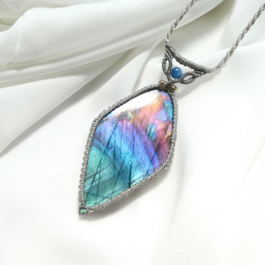 ねこまにあ　特大レインボーラブラドライトのマクラメネックレス