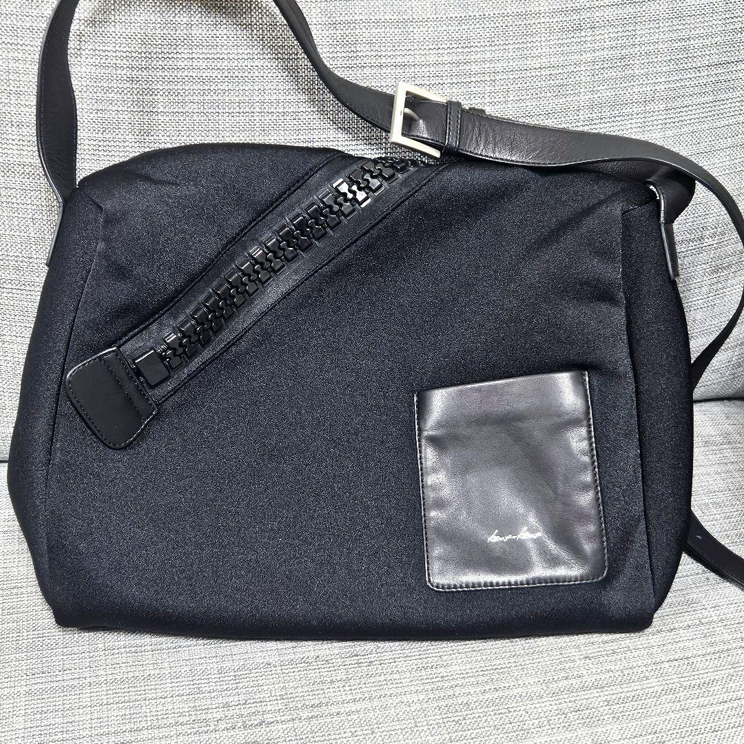 【サンタ】カワカワ ビッグファスナー ショルダーバッグ ナイロン