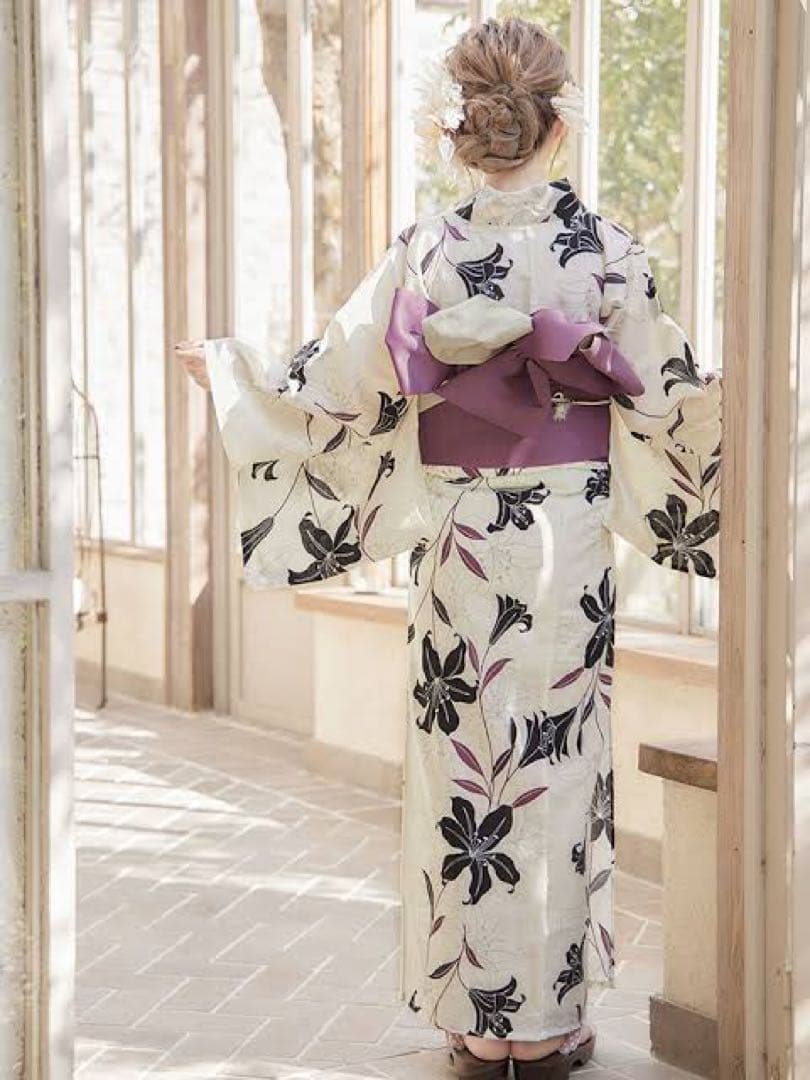 JEWELS 浴衣　白地×百合柄浴衣