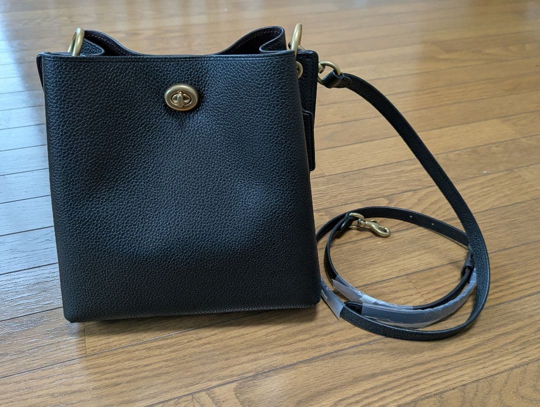 黒のレザーショルダーバッグ ゴールド金具