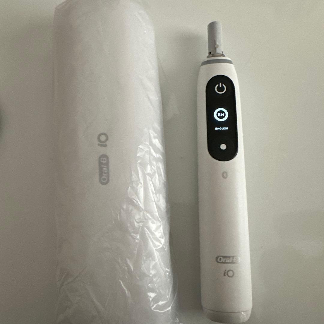 Oral-B iO 電動歯ブラシ本体と充電器