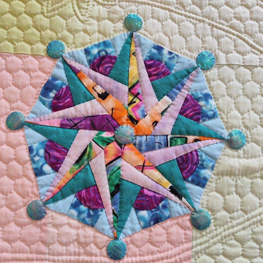 パッチワークタペストリー「春の予感」縦 166cm 横147cm の大作