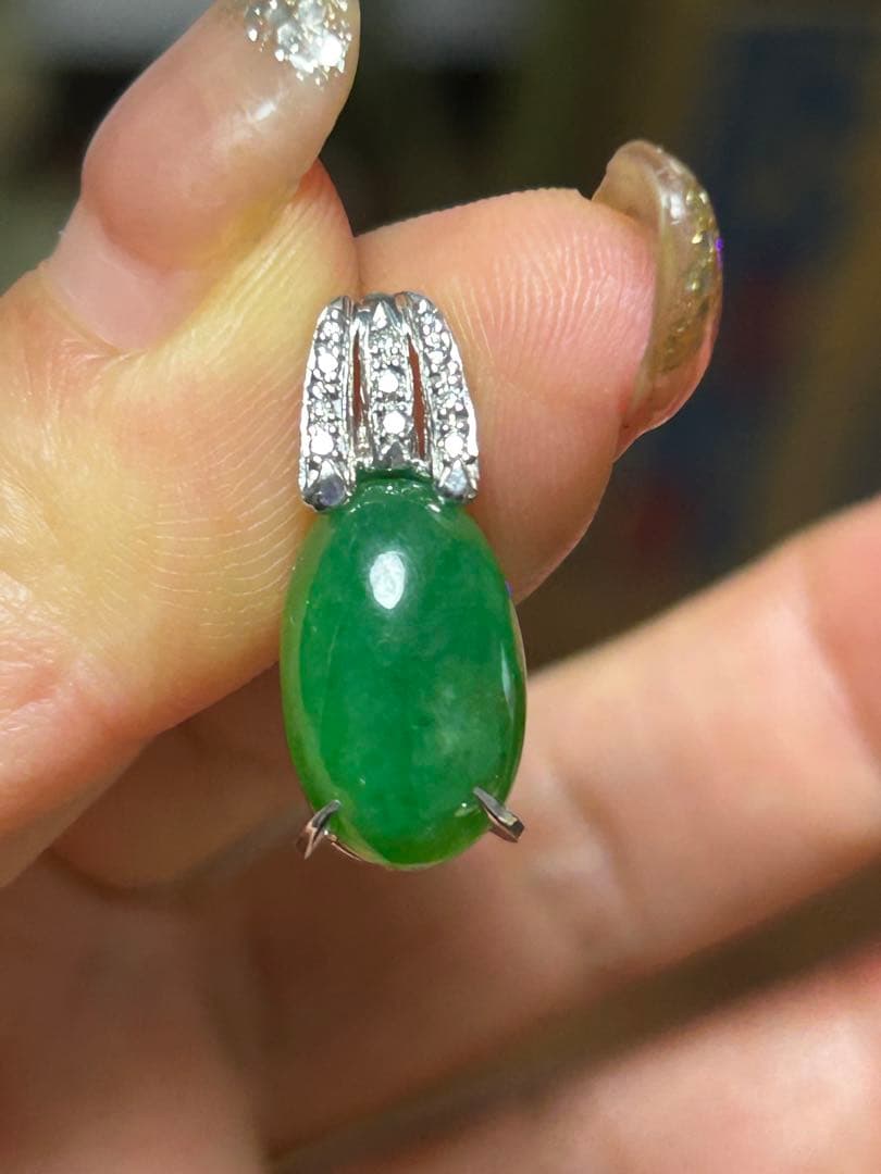 翡翠ペンダント