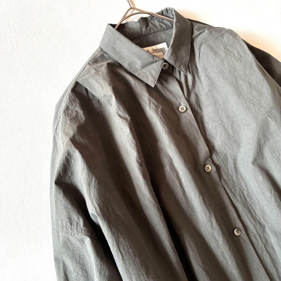 美品✨ビアズリー　2023AW　後ろフリルシャツワンピース　グレー　マキシ丈