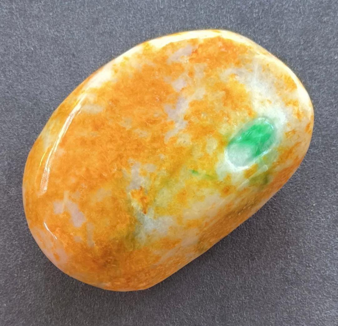 ミャンマー産本翡翠（ジェダイト）の原石（194ｇ）