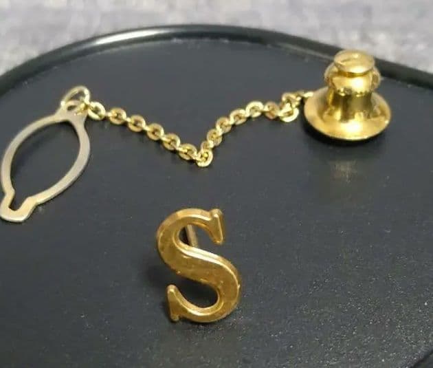 Ｋ１８、１８金Ｓ字型 ネクタイピン、ピンブローチチェーン付きです(⌒▽⌒)