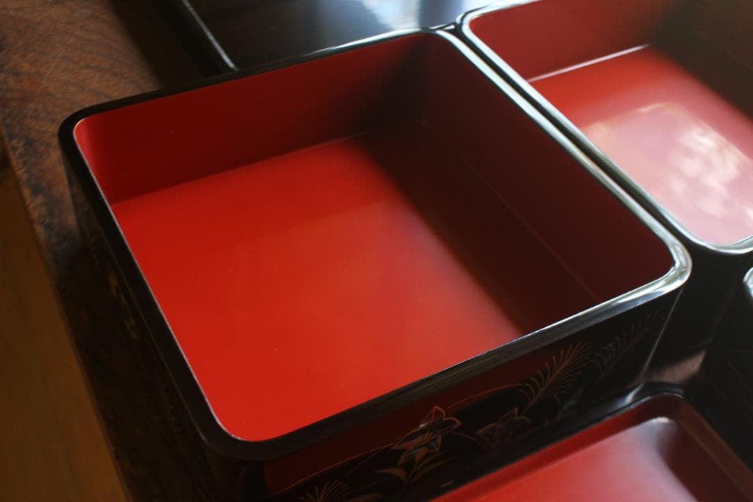 極小保管傷のみ！上質内朱黒漆に極上秋草螺鈿蒔絵の輪島塗台付三段重（検重箱お重