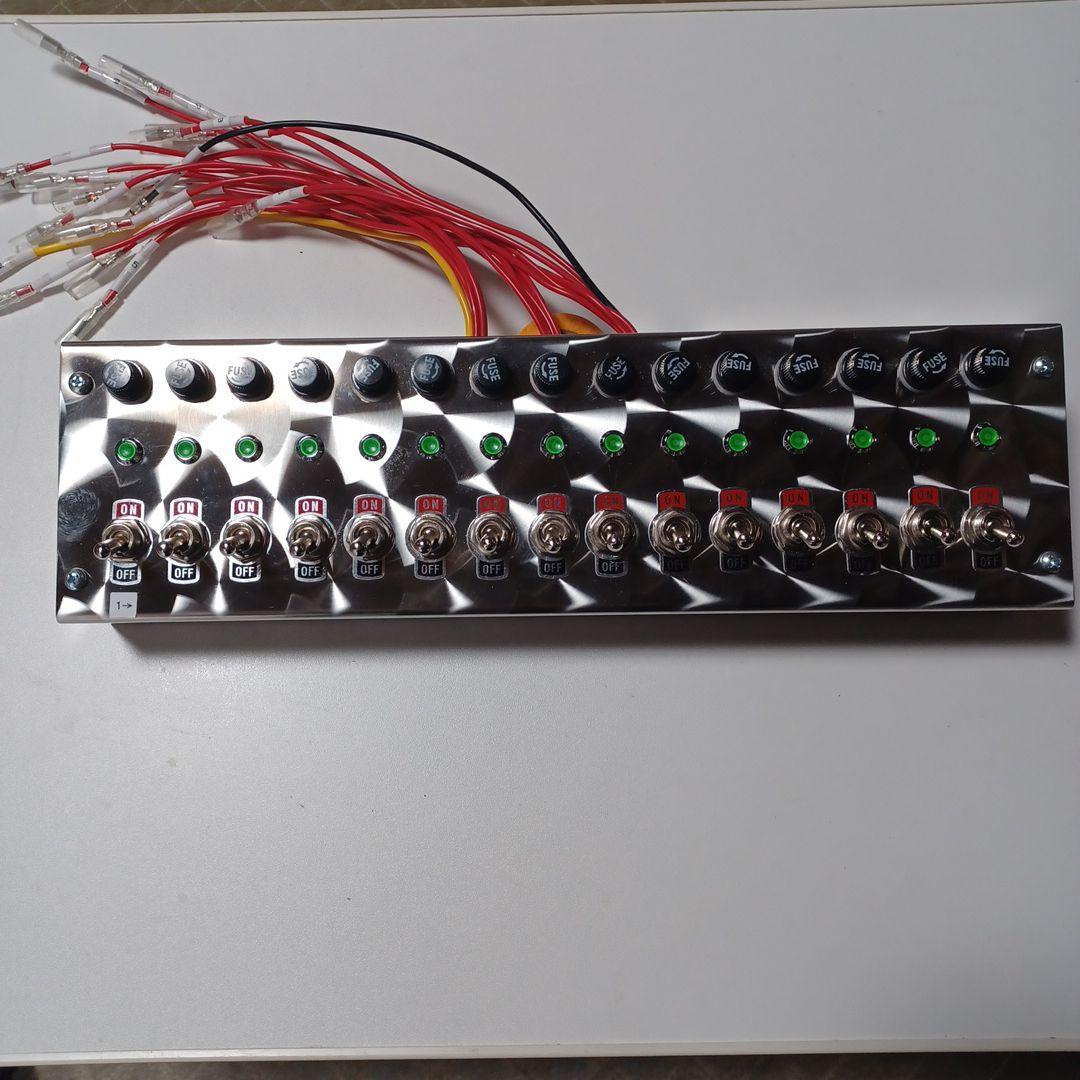 ゆうき出品　デコトラ　ウロコ仕上げ　15連スイッチボックス