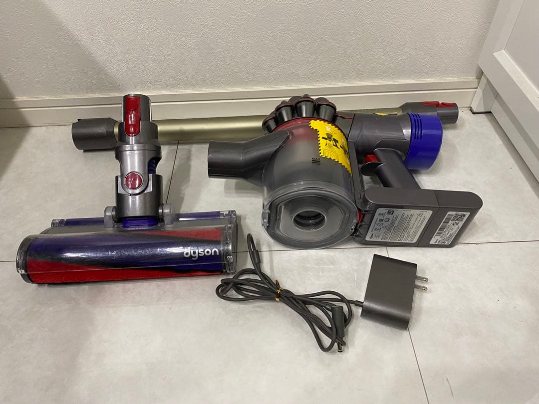Dyson V8 　コードレスクリーナー　掃除機　sv10
