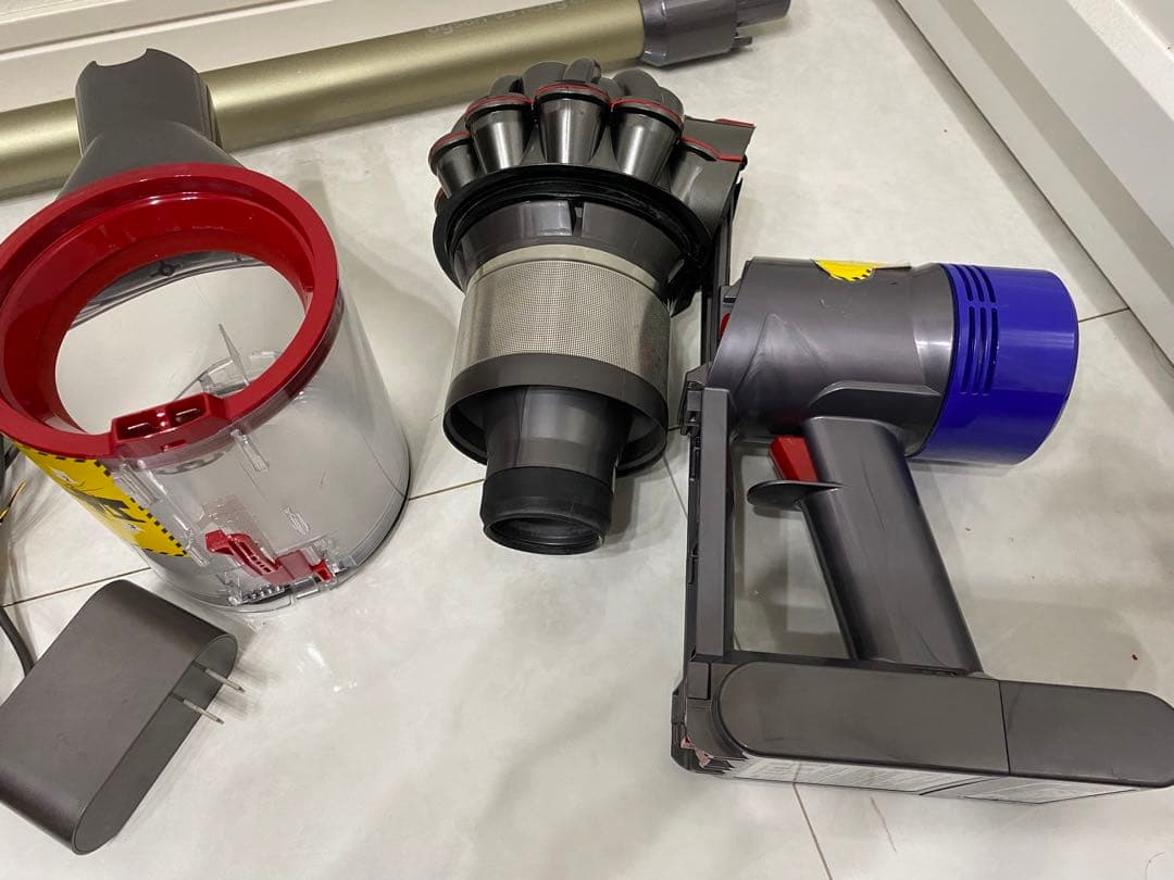 Dyson V8 　コードレスクリーナー　掃除機　sv10
