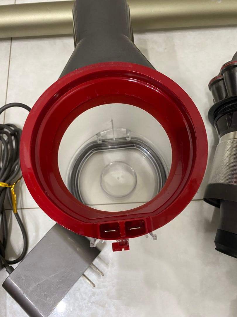 Dyson V8 　コードレスクリーナー　掃除機　sv10