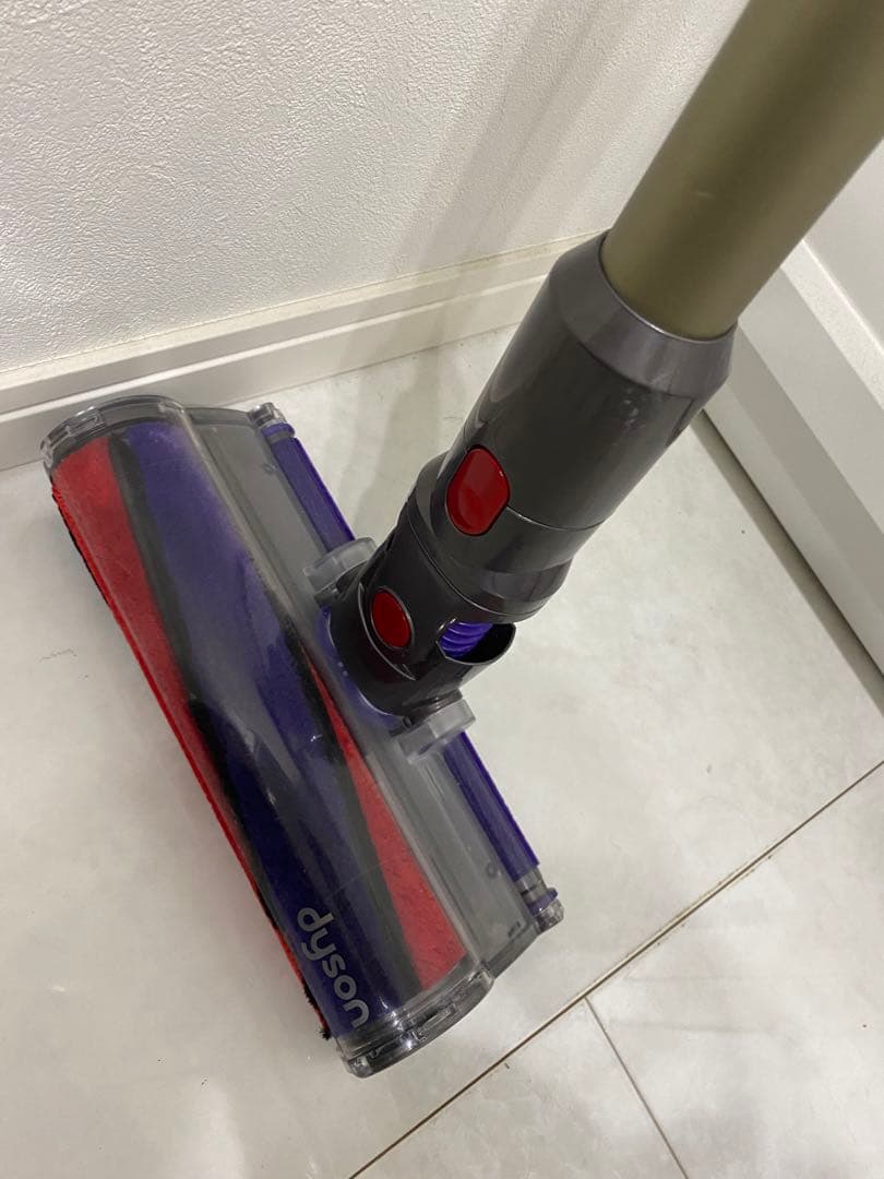 Dyson V8 　コードレスクリーナー　掃除機　sv10