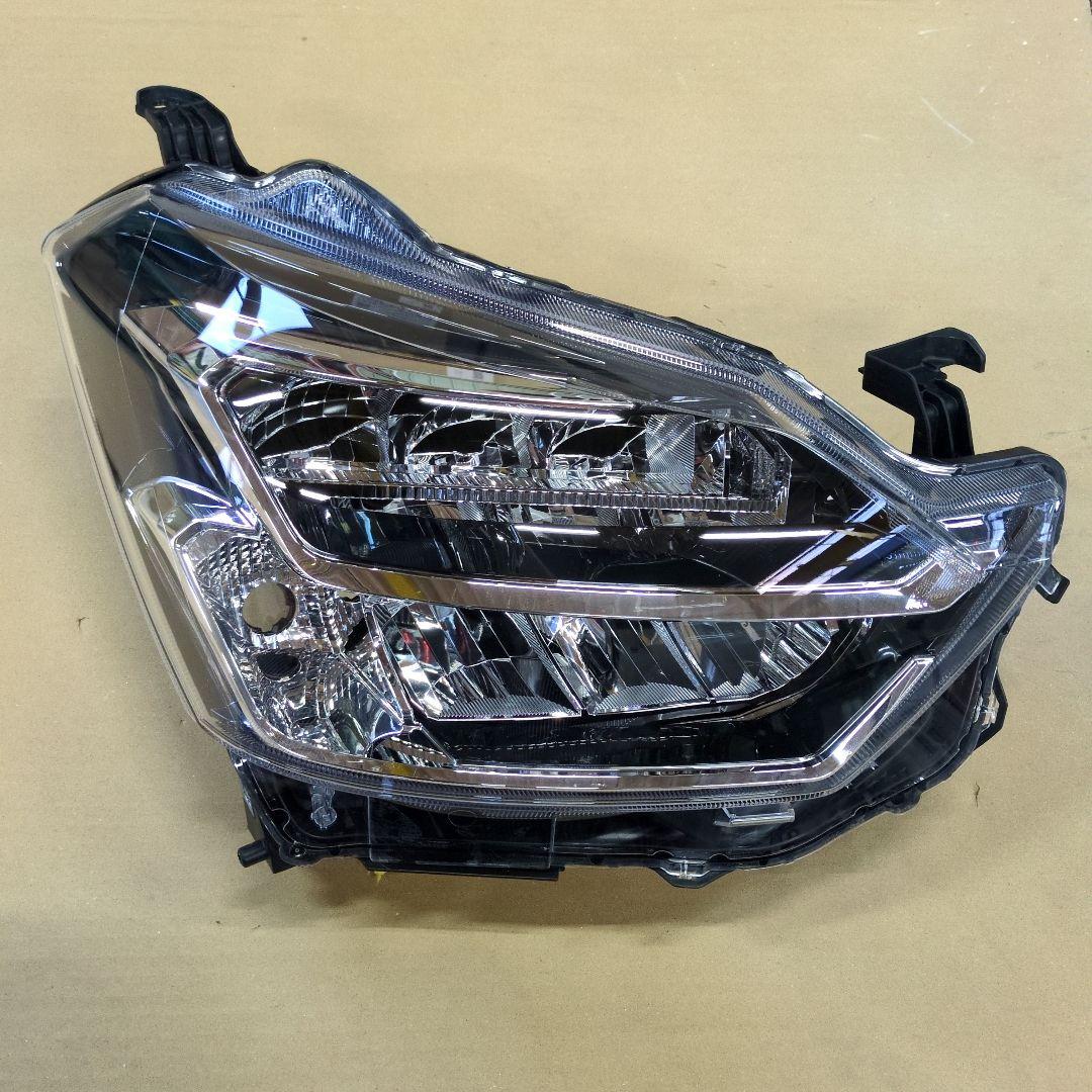 DAIHATSU　ダイハツ　ミライース　右側ヘッドランプ