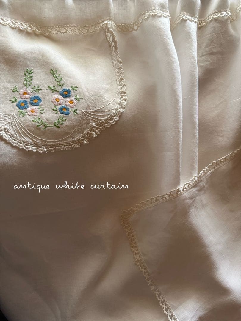 フランスアンティークと可愛いドイリーのカーテン