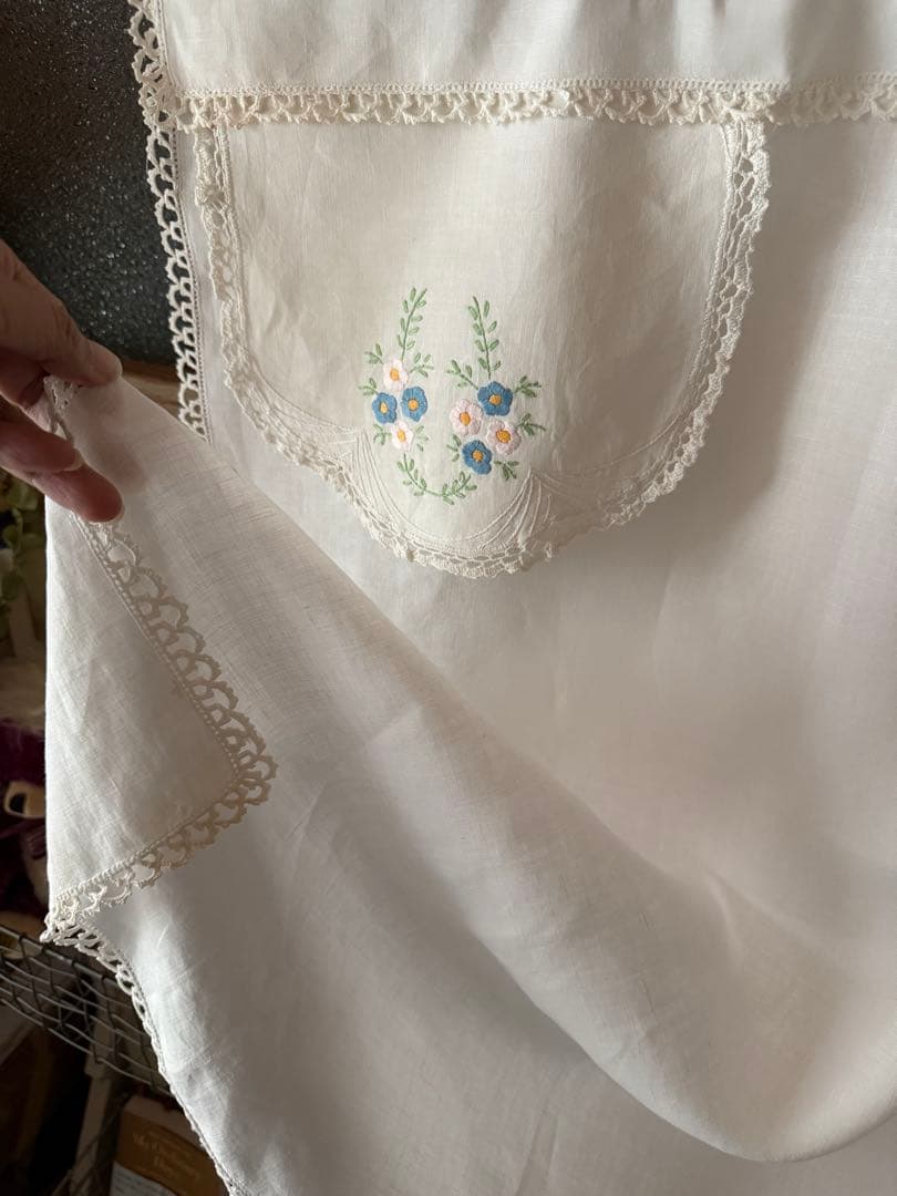 フランスアンティークと可愛いドイリーのカーテン