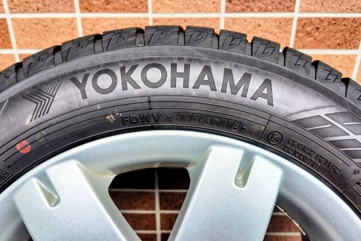 中古4本セット☆フォルクスワーゲン純正アルミホイール16インチ☆スタッドレス付き