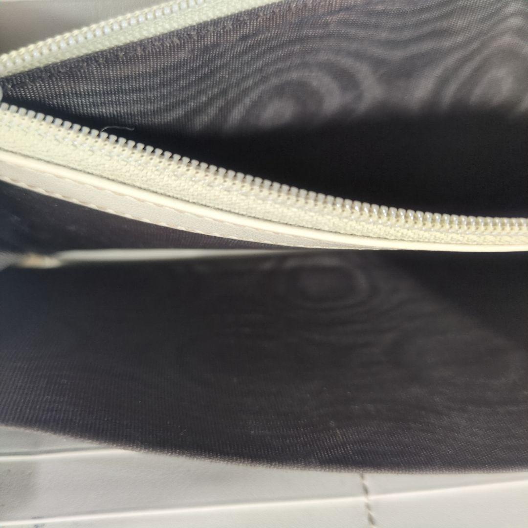 GUCCI 長財布 ラウンドジップ シマ 金プレート 型押し レザー ホワイト