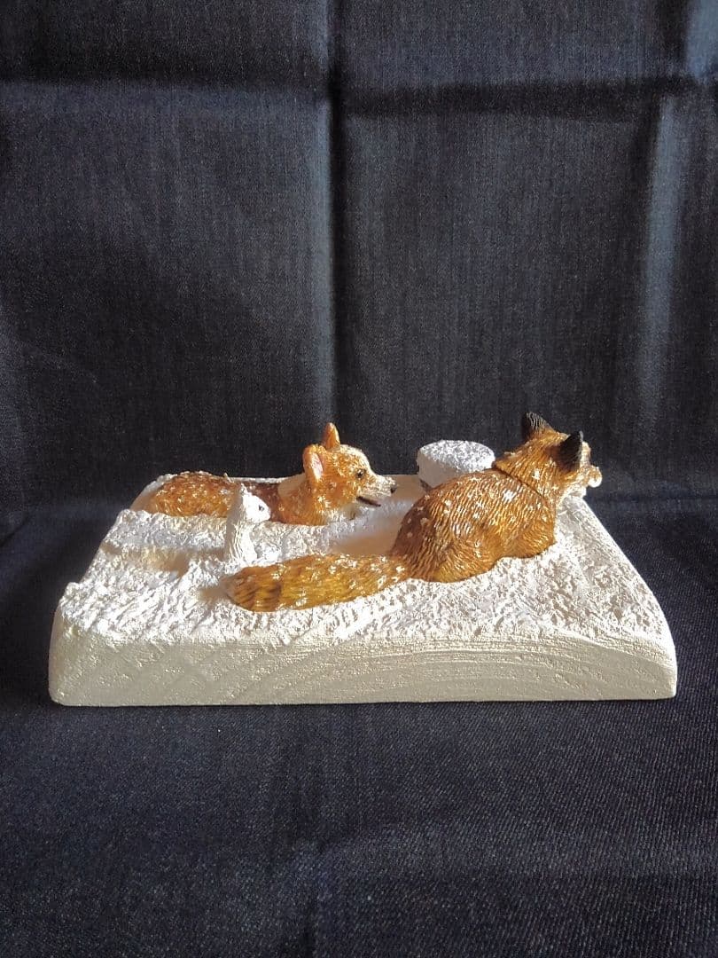 木彫りのコーギー 雪上のコーギーと狐