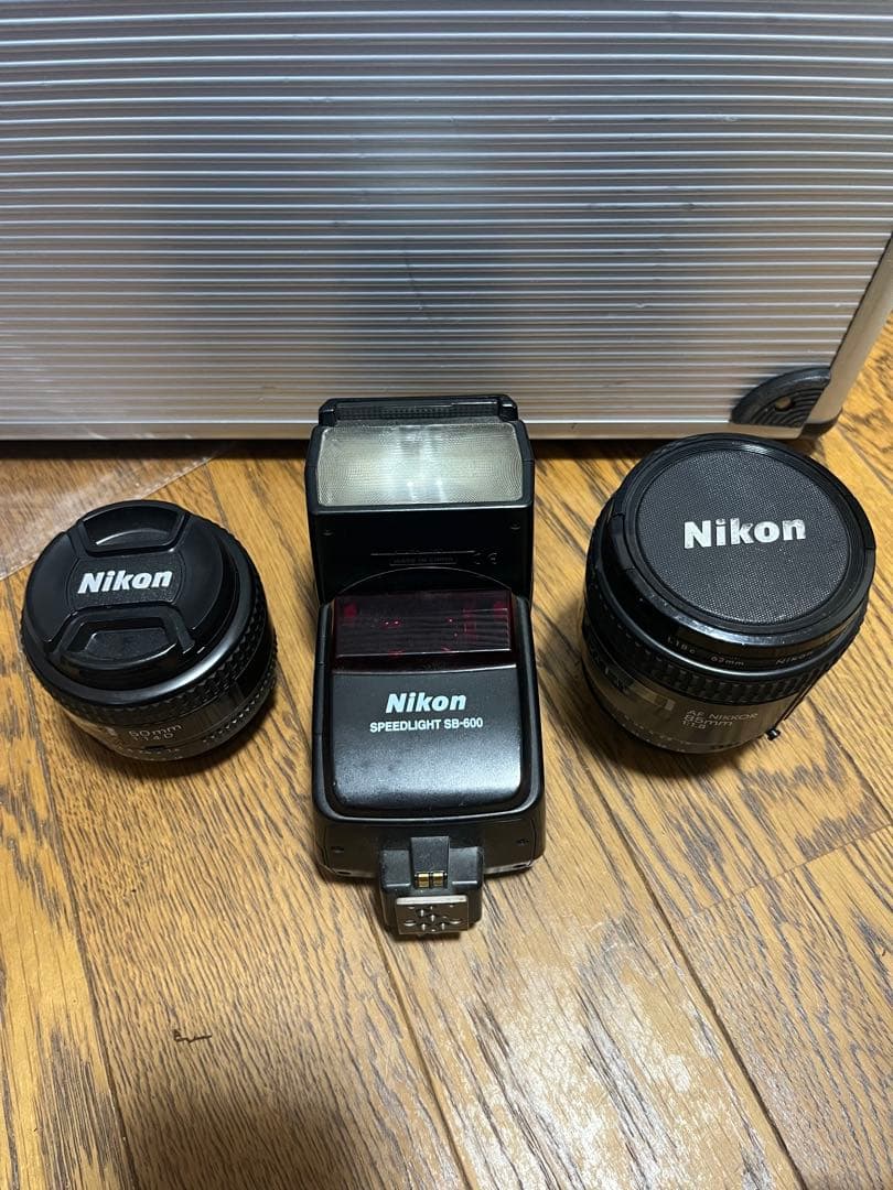Nikonレンズ2個ストロボ1個