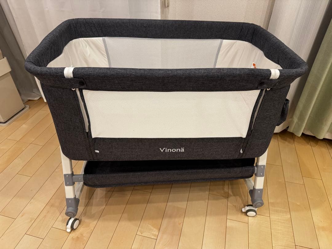 Vinona ベビーベッド ダークグレー キャスター付き