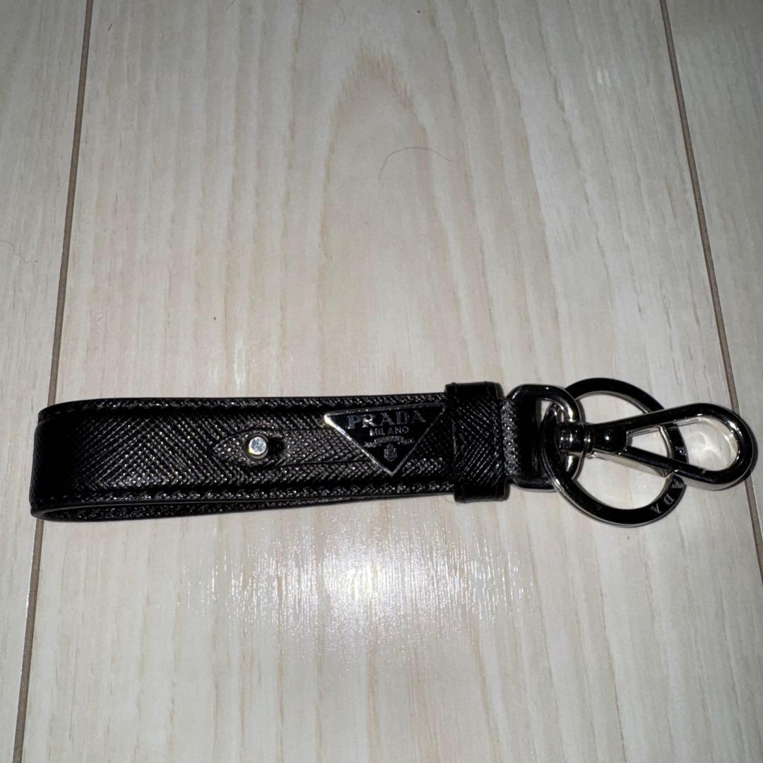 PRADA キーリング ブラック サフィアーノ レザー 三角プレート