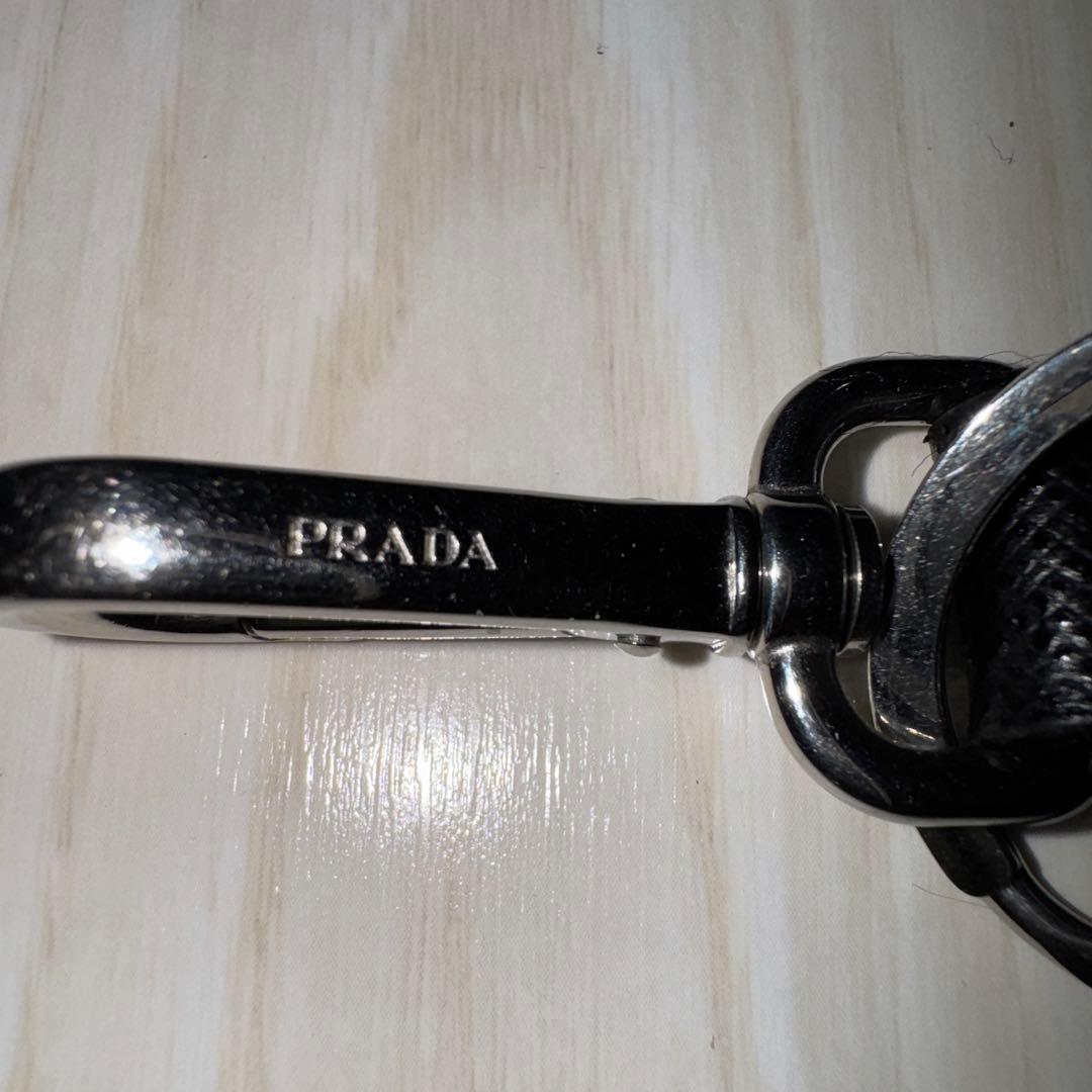 PRADA キーリング ブラック サフィアーノ レザー 三角プレート