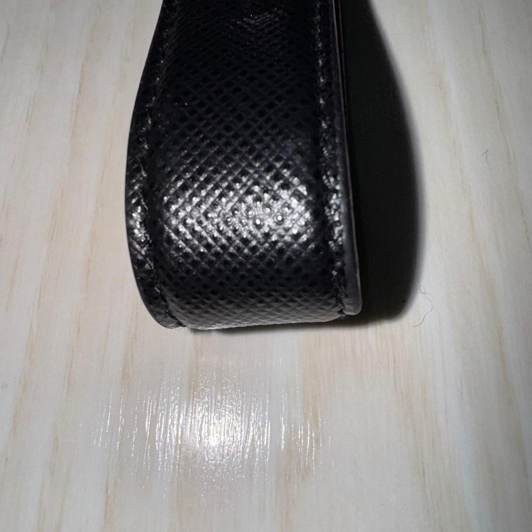 PRADA キーリング ブラック サフィアーノ レザー 三角プレート