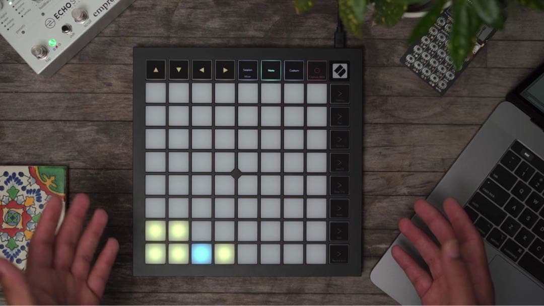 Novation Launchpad Mini MK3 MIDIコントローラー