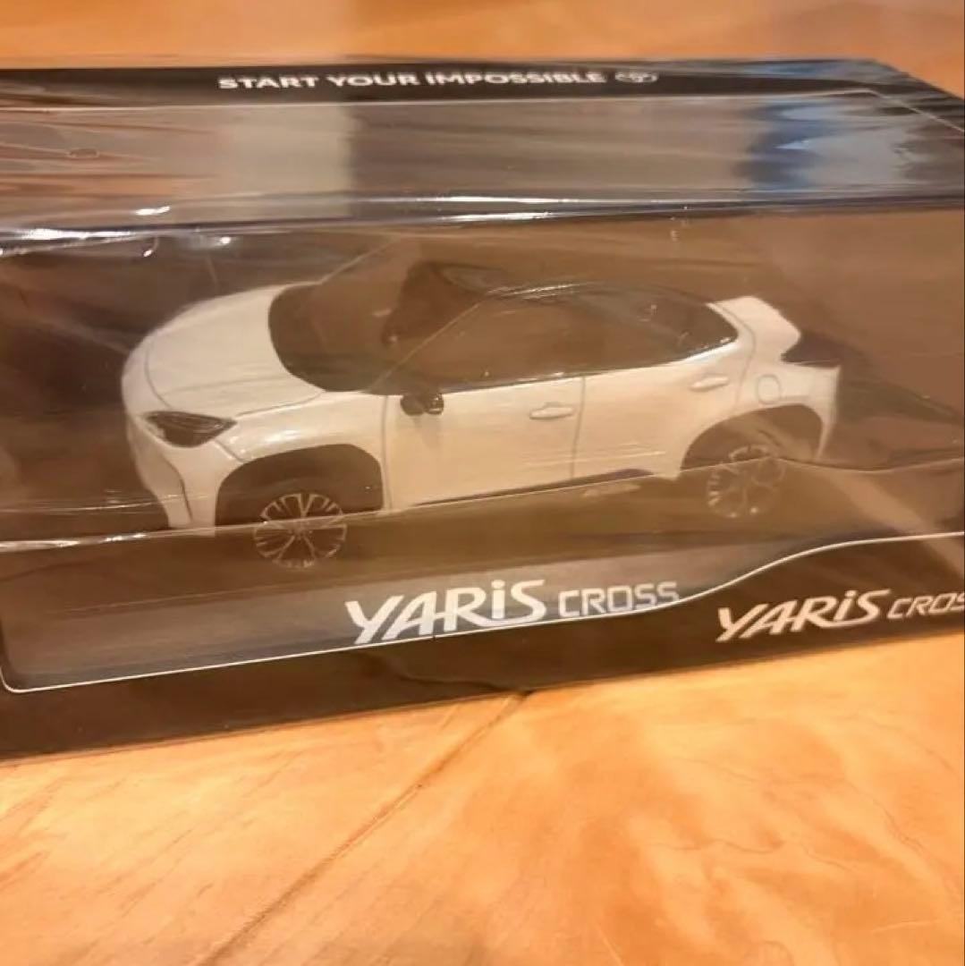 トヨタ カラーサンプル ミニカー ヤリスクロス 1/30スケール 白黒