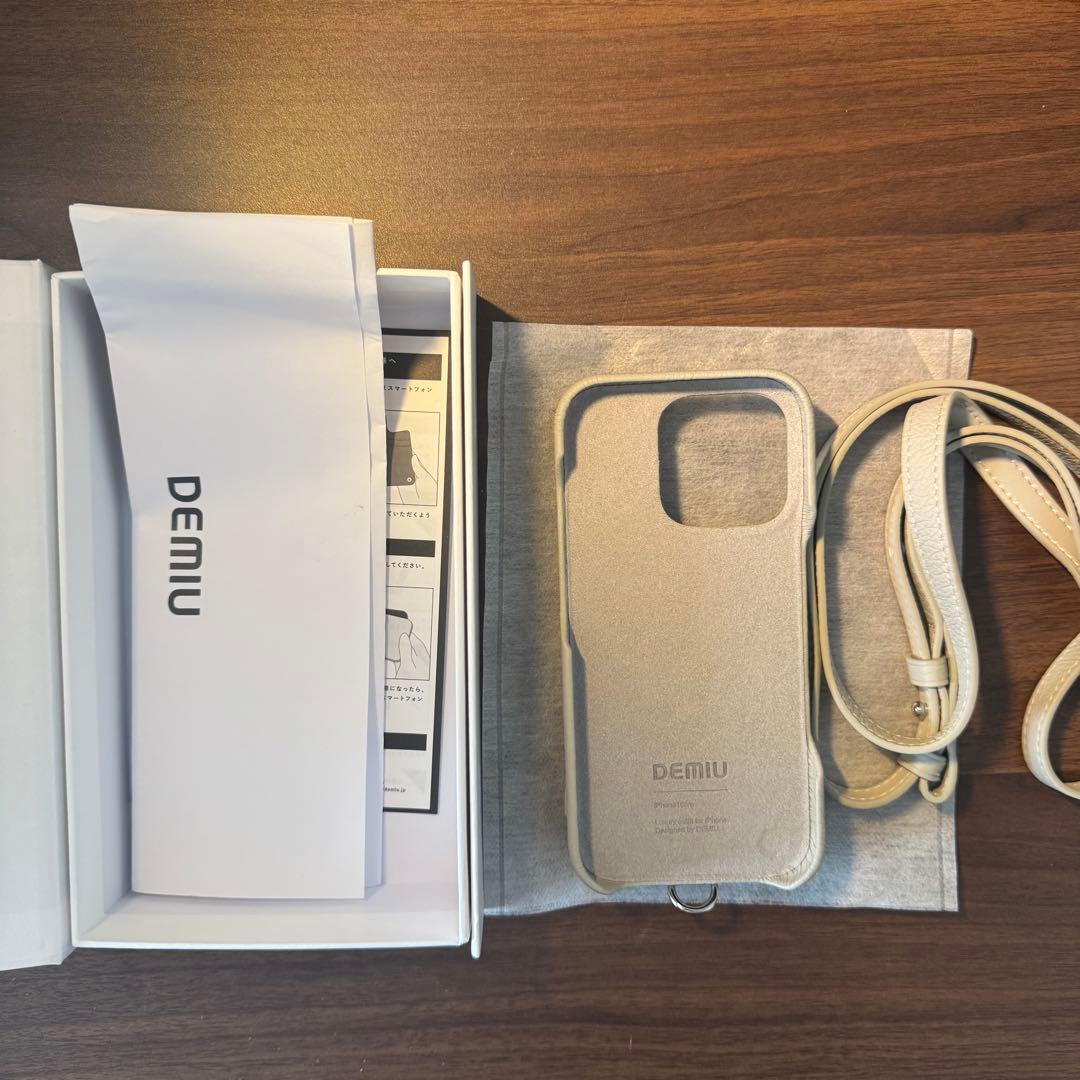 【新品未使用】DEMIU パールカラー 手帳型ケース ストラップ付き