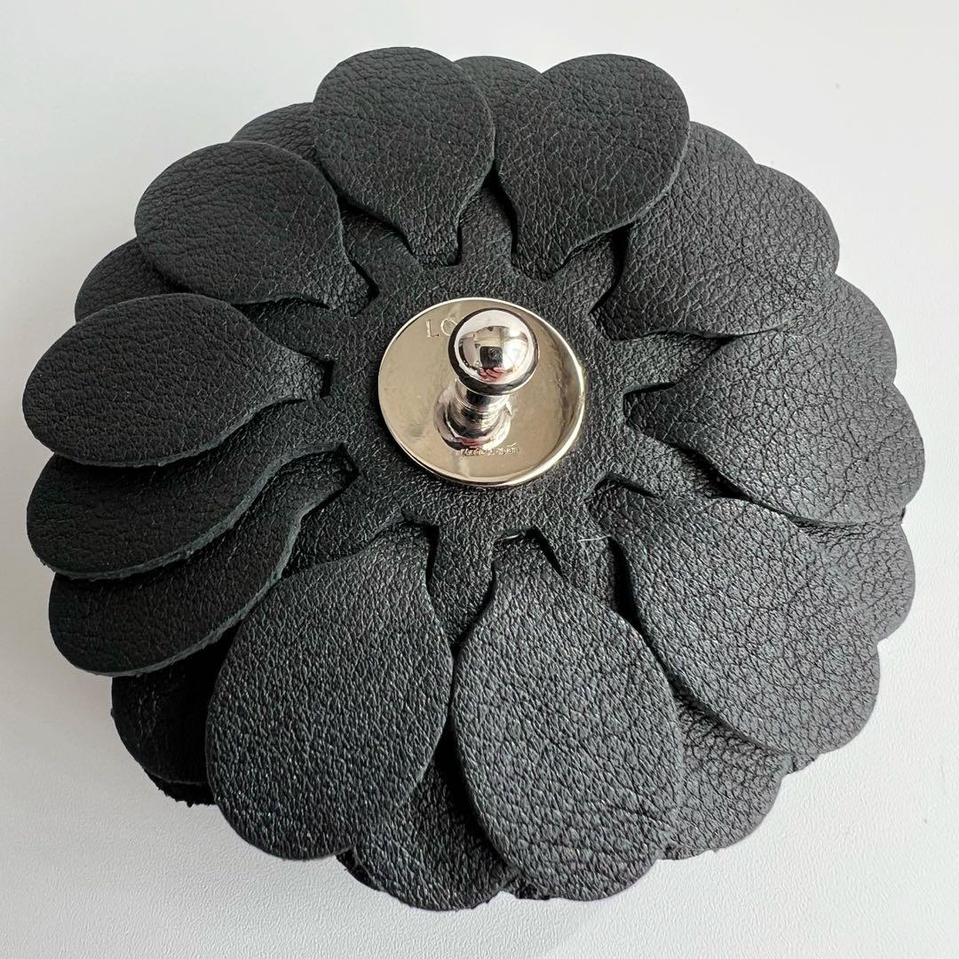 美品　LOEWE　ロエベ　チャーム　スタッドフラワー　レザー　ブラック　花