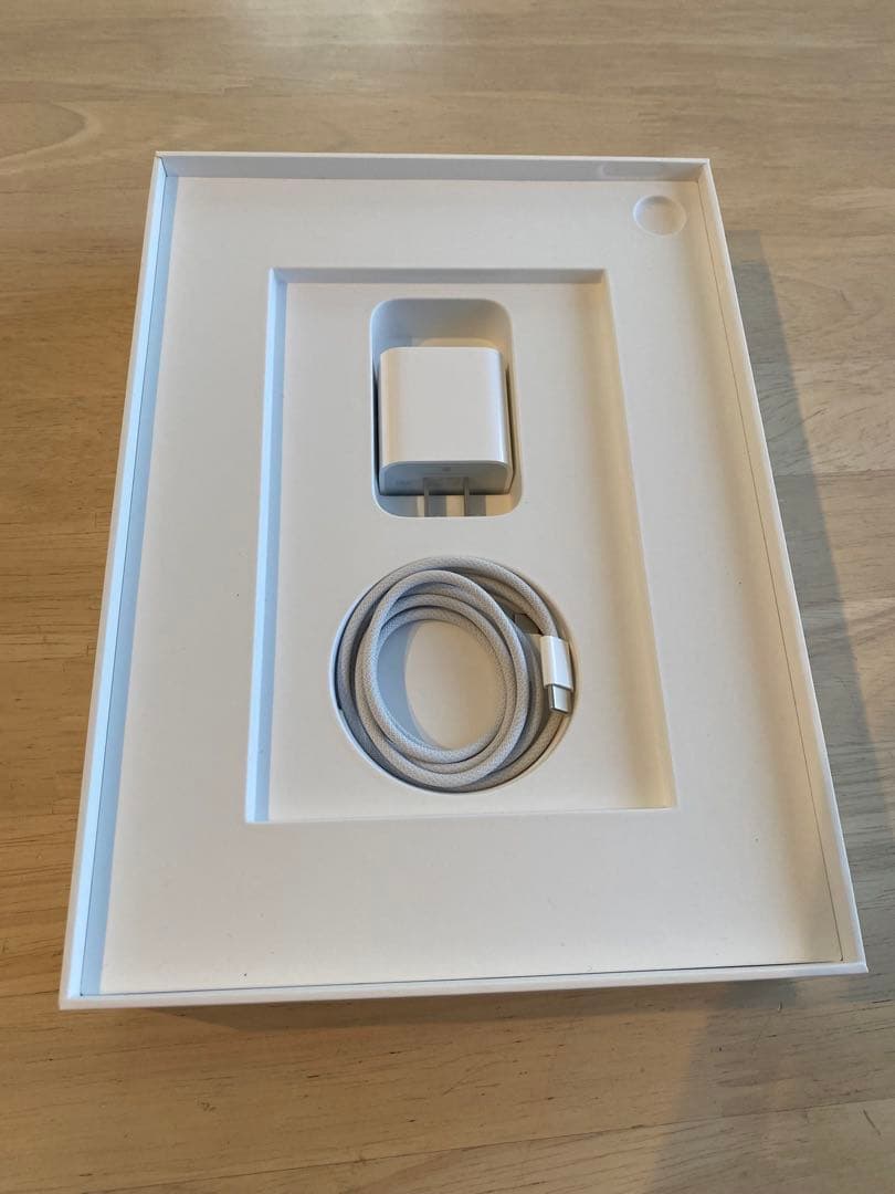 新品同様　iPad （A16） 第11世代　ブルー　 ケース、保護フィルム付き