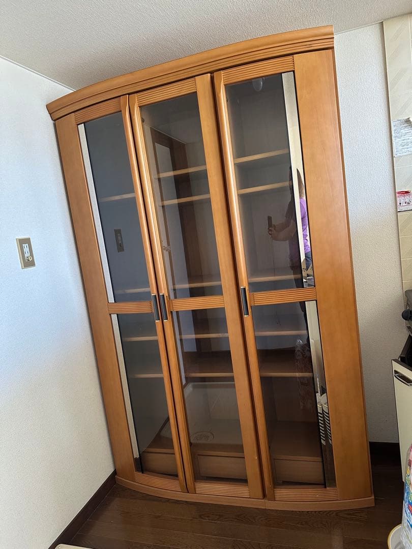 ガラス扉付きコーナー収納棚