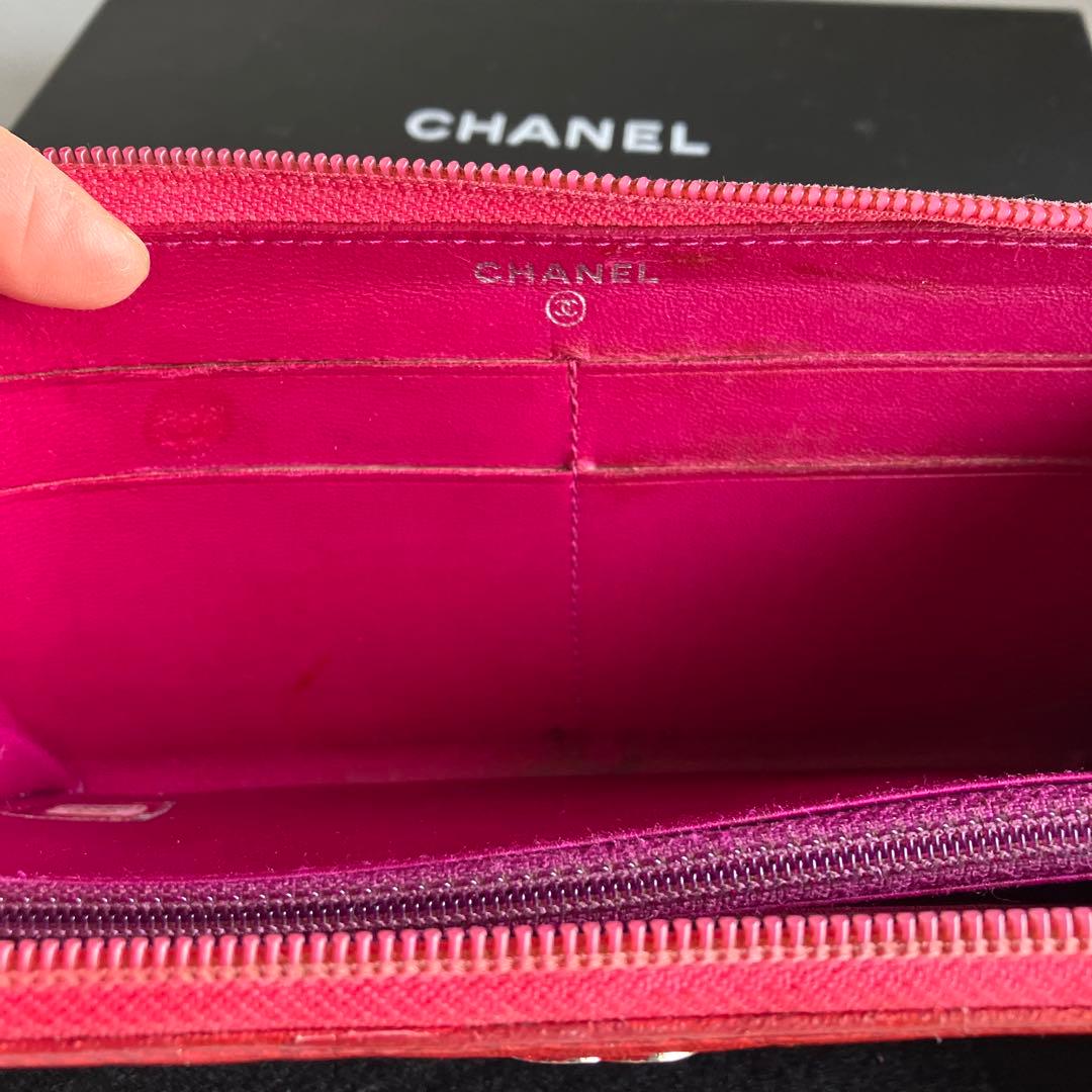 CHANEL フラワーエンボス レッド長財布