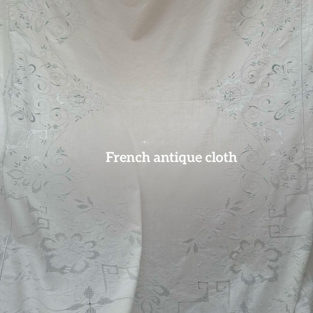 SALE❣️フランスアンティークஐ⋆* 淡ブルーの花刺繍のベッドカバー