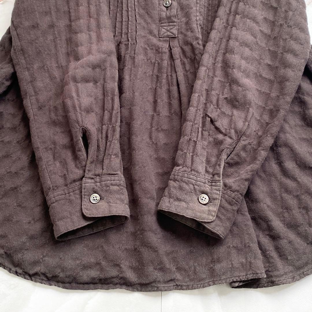 A18443 マドモアゼルノンノン スタンドカラーピンタックブラウス 茶系 38